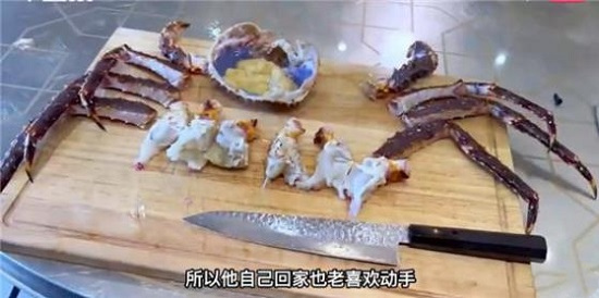 陕西西安小学生用帝王蟹比赛做饭被质疑，家长：做饭是为培养独立性格！