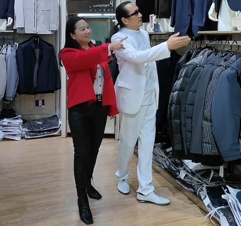 河南“谢贤”去服装店看西装，觉得几千块钱不符合自己的身份！