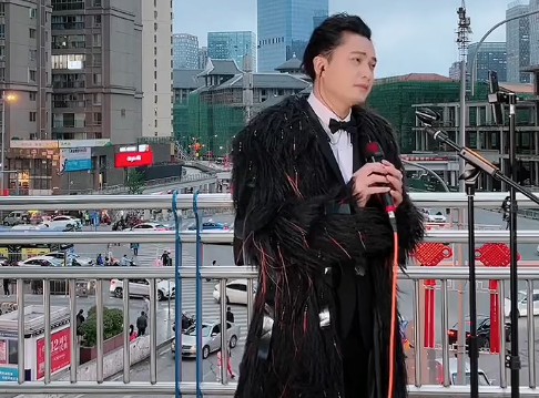 广西“张国荣”一套舞台服装花了3万多块钱定制，观看人数却寥寥无几