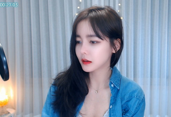 草莓直播免费观看下载