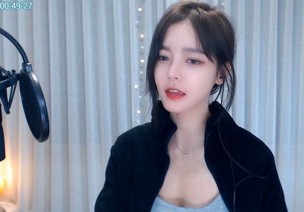 两人一上一下打扑克的视频