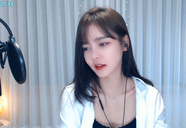 挽起裙子迈开腿打扑克视频