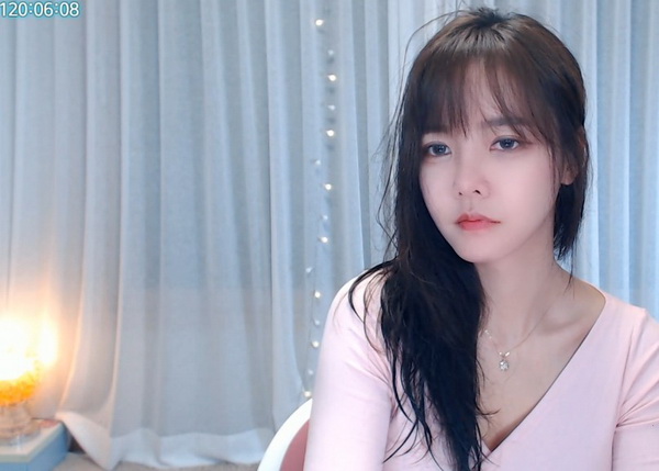 草莓丝瓜榴莲污污在线看